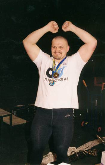 Победитель соревнований МСМК по толканию ядра Василий Вирастюк (Львов)